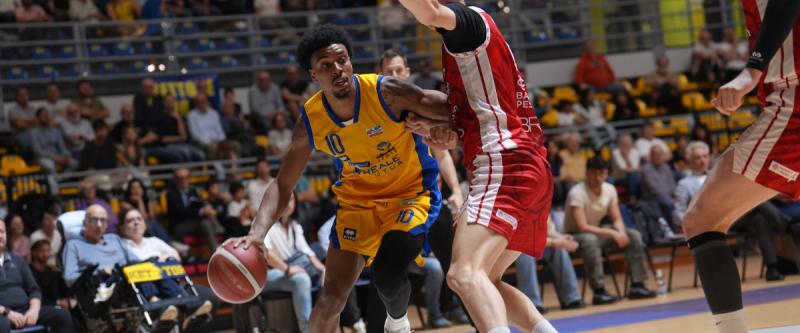 Torino sfiora l'impresa, Pesaro passa al Pala Gianni Asti
